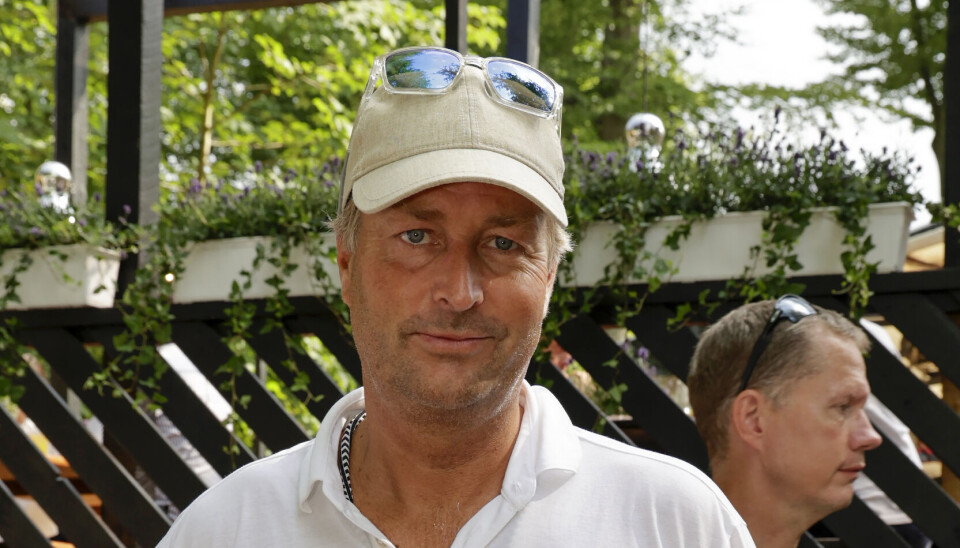 Kasper Hjulmand på 'Smukfest' med kasket og solbriller