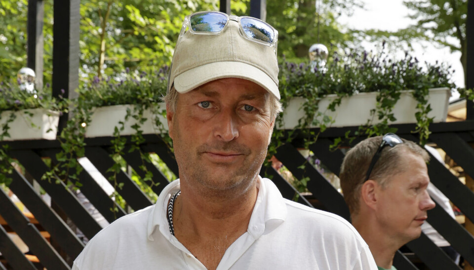 Kasper Hjulmand på 'Smukfest' med kasket og solbriller