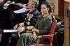 Dronning Mary og Kong Frederik til mindegudstjeneste. Mary sidder iført en mørkegrøn kjole og med et alvorligt ansigtsudtryk.