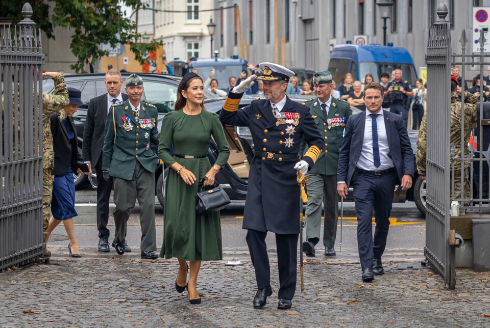 Billede 3 - Dronningen var i en olienfarvet Yahvi-kjole fra Beulah London og bar ved nogle af arrangementerne også sin beige trenchcoat fra Harris Wharf. Her er de på vej til kirken.