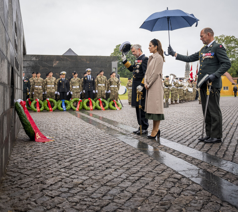 Billede 5 - Bag ved koneparret går en soldat, som holdt en paraply over dem. Her løfter kongen hatten i respekt.