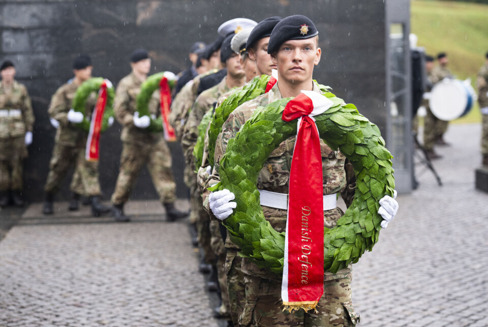 Billede 7 - Soldaterne gik med kransene på række.