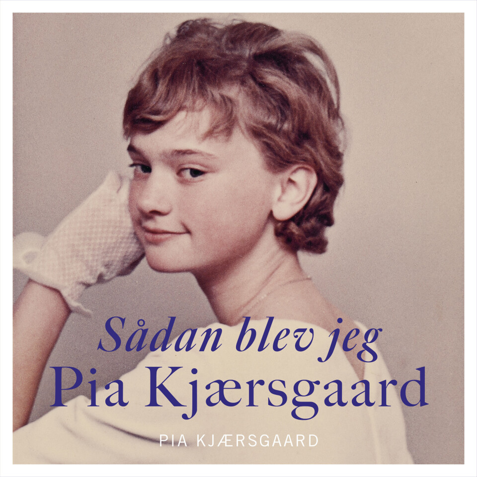 Forsidebillede af Pia Kjærsgaards bog. Et ungdomsbillede af Pia i en hvid kjole og hvide handsker.