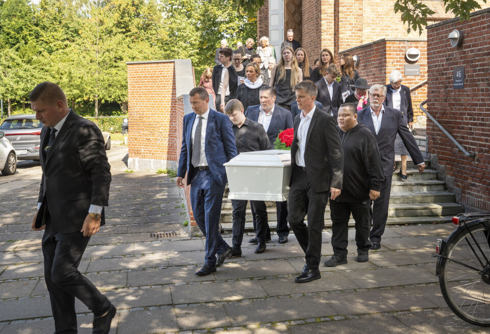 Kisten, der var pyntet med et hjerte af blomster, blev båret af blandt andre de fire sønner, Jesper, Søren, Anders og Morten Holst.