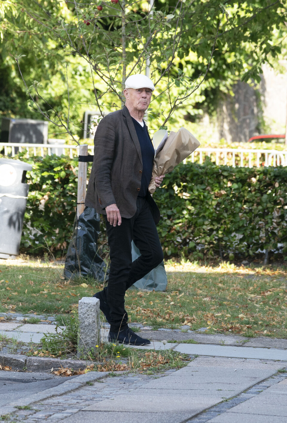 Anders Refn holder en blomsterbuket.