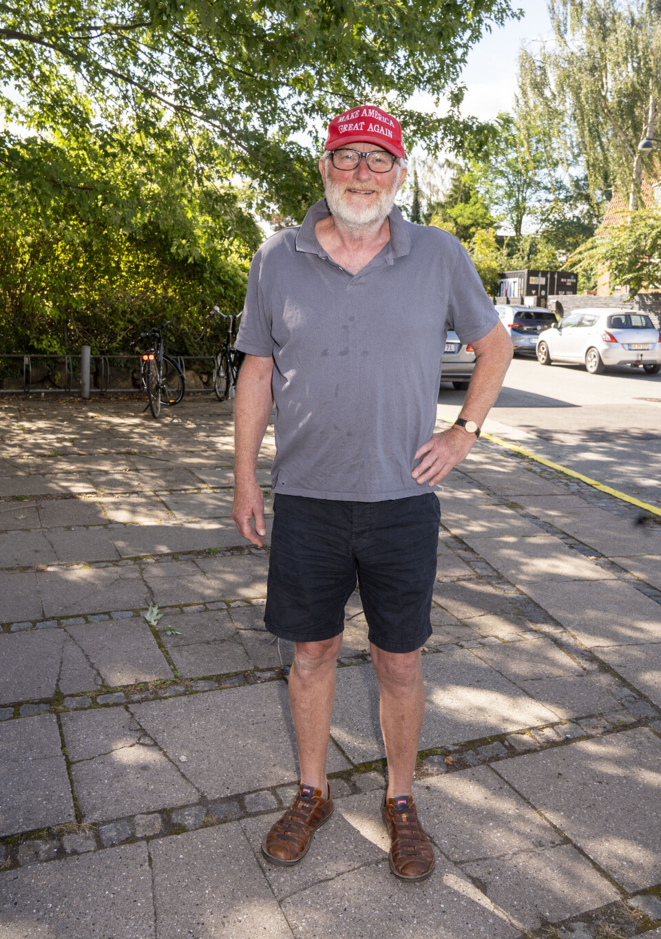 Peter Aalbæk Jensen var i shorts og bar en rød Trump-kasket.