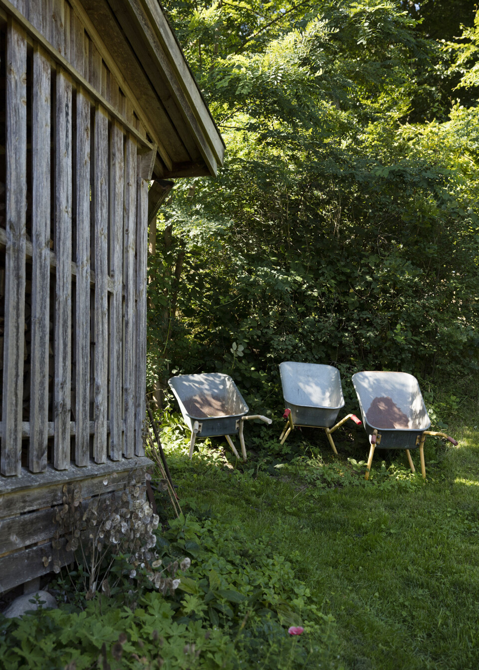 Jægerhytten opvarmes med brænde, og der er nok at tage af, men det kræver trillebørs- og armkræfter. En gang om året inviterer Gertrud og Birger derfor til arbejdsweekend, hvor venner og familie hjælper med at hugge brænde og bliver til fællesspisning og overnatning i telt.