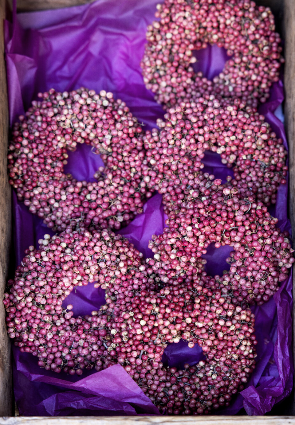 Gør som Lissen og lav fine små kranse af rosenpeber (peruansk pebertræ), som bliver ved med at være smukke. Du kan hænge en krans på væggen eller bruge den som en flot dekoration omkring et bloklys.