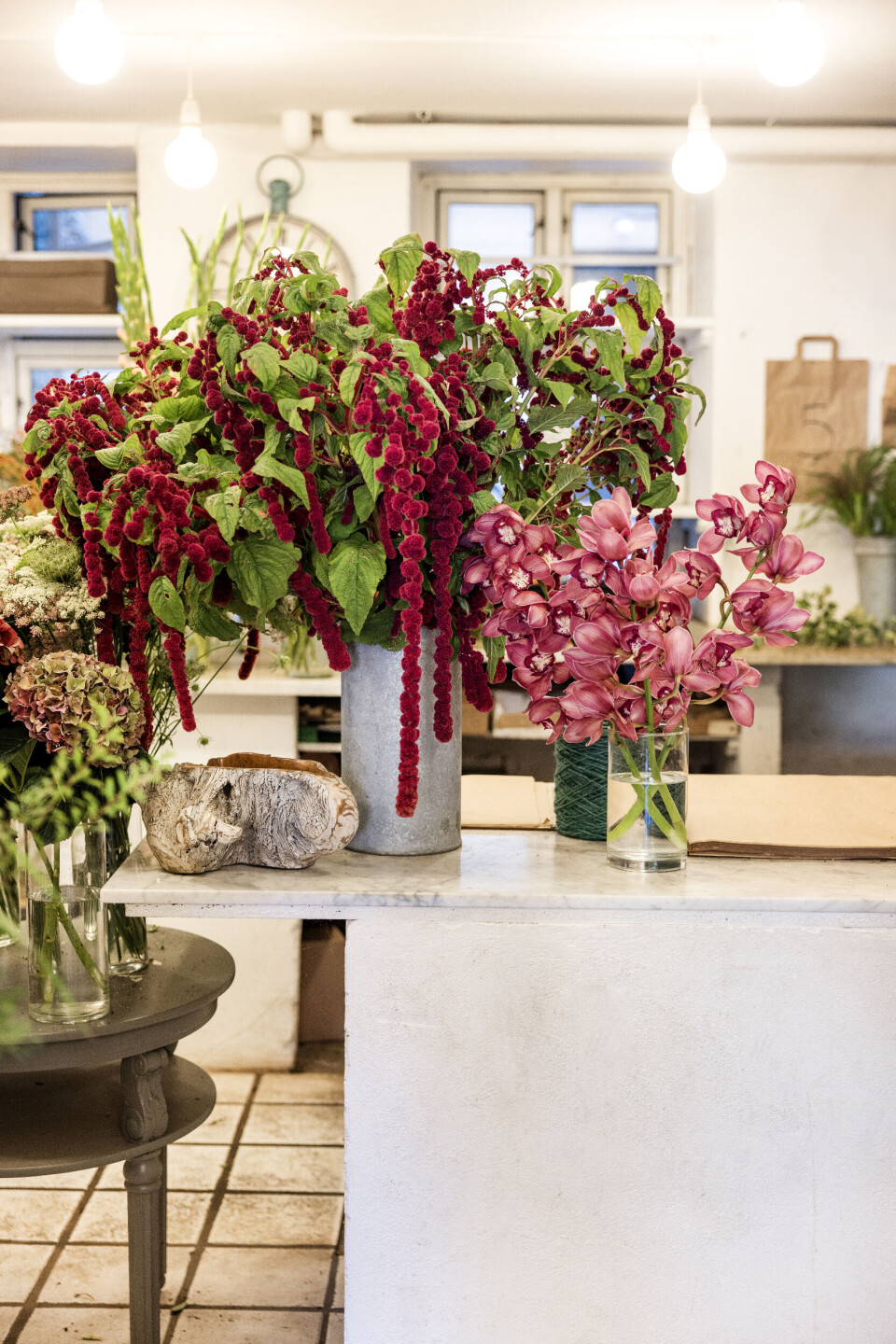 Store blomster, også gerne nogle hængende ud over vasekanten som rævehale-
amarant, er på vej ind i buketterne igen, hvor de giver et flot og overdådigt udtryk.