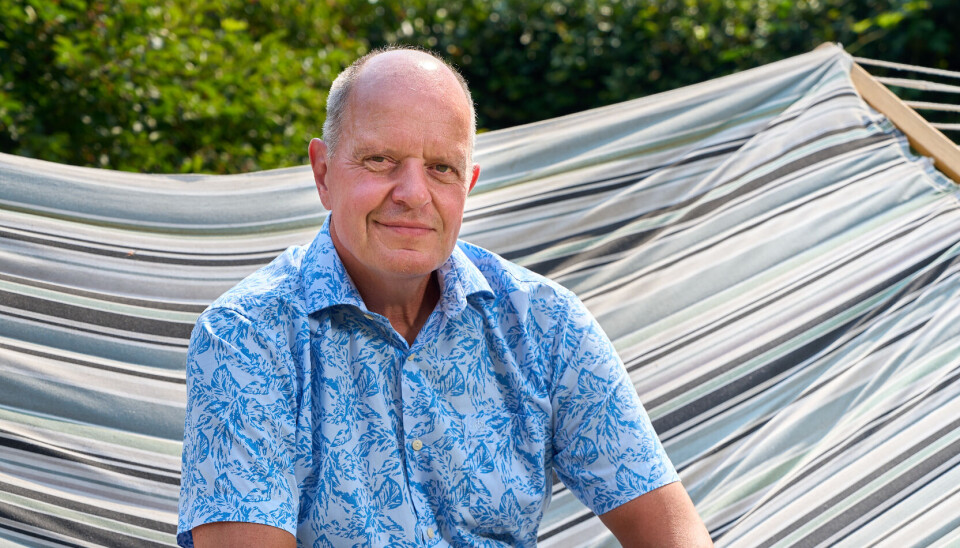 Lars sidder i en hængekøje