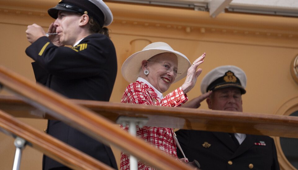 Dronning Margrethe vinker fra Dannebrog