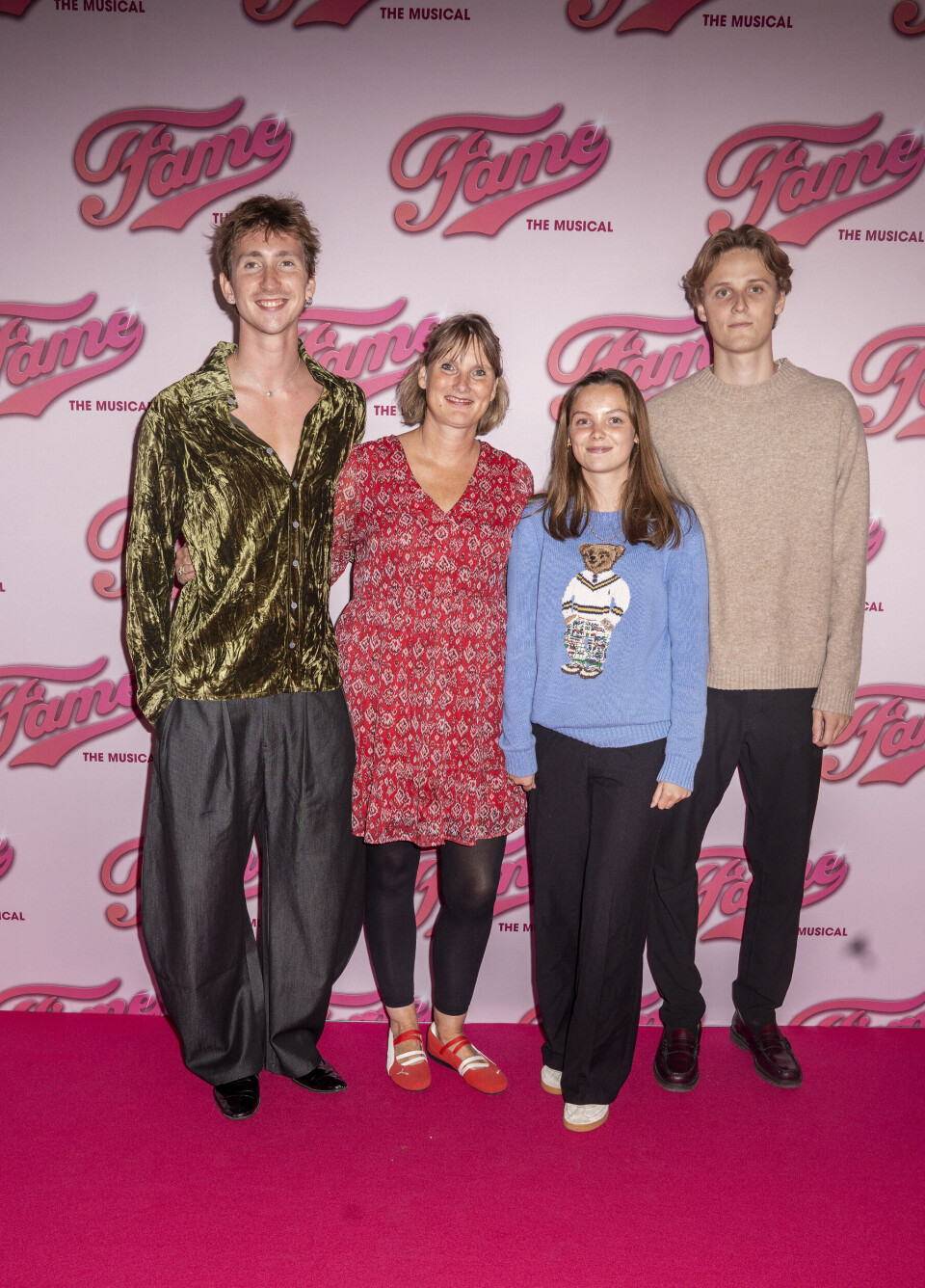 Camilla af Rosenborg i selskab med sønnen Ludvig og sin niece Clara og hendes kæreste Frederik.