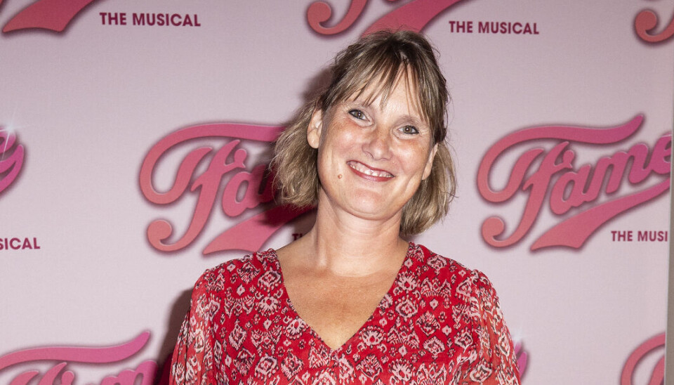 Camilla iklædt rød kjole.