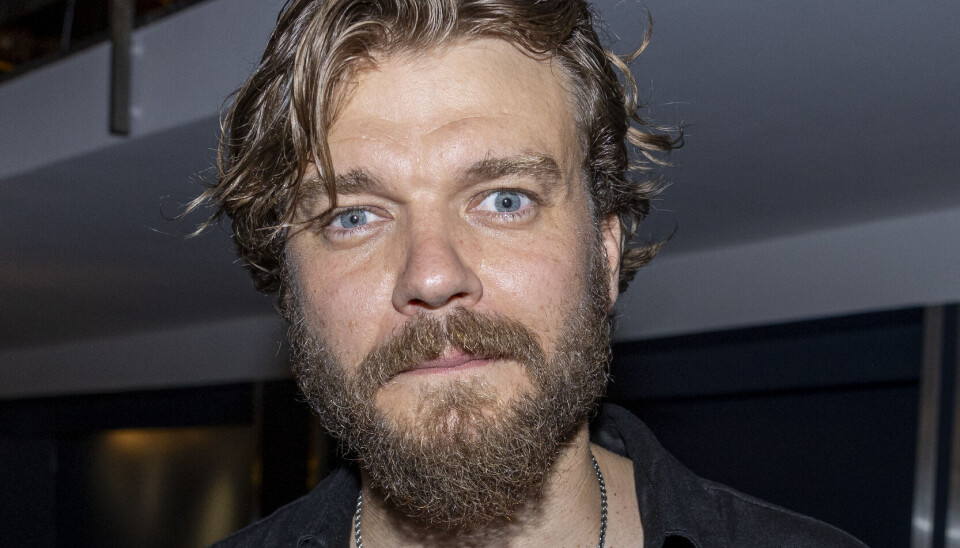 Pilou Asbæk iklædt sort skjorte