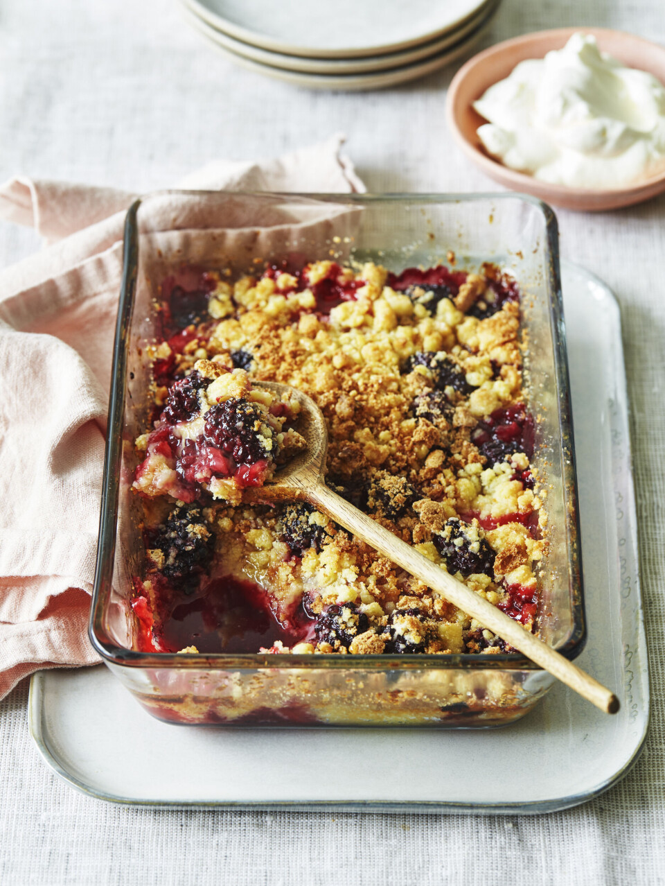Brombær-blommecrumble med citron-makron