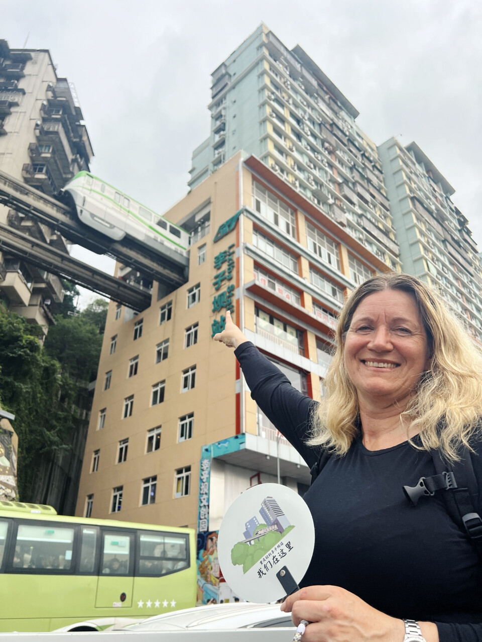 Billede 10 - Mette besøgte sidste år en af Kinas centrale byer, Chongquing. Bemærk toget, der kører igennem en bygning.