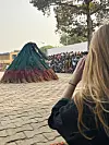 En af de mest sælsomme traditioner, Mette oplevede til Voodoo-festival i Benin, var en dansende høstak – en mand skjult under strå, der repræsenterede en ånd.