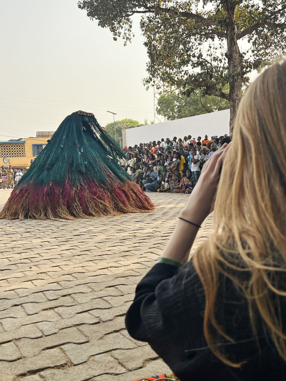 Billede 9 - En af de mest sælsomme traditioner, Mette oplevede til Voodoo-festival i Benin, var en dansende høstak – en mand skjult under strå, der repræsenterede en ånd.