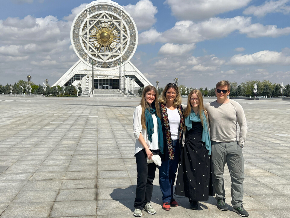 Billede 8 - Mette og hendes rejsefæller foran verdens største overdækkede pariserhjul, i Turkmenistan. Hvidt, selvfølgelig.