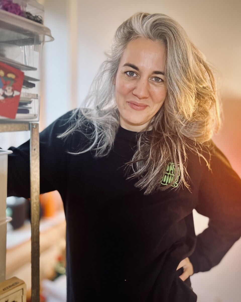Det her insta-billede er smukt for mig, fordi … mit hår er stort og lidt vildt, sådan kan jeg bedst lide det. Jeg er derhjemme, har min yndlings-Nusa-trøje på og ser mild og glad ud lige der midt i småbørns-rodet, som jeg kan ane omkring mig. På andre tidspunkter går jeg og bander af det, men det her øjeblik ånder fred.