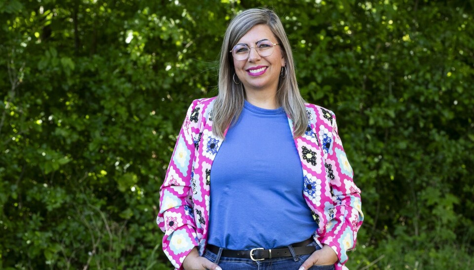 Maja Aagaard står i sin have.