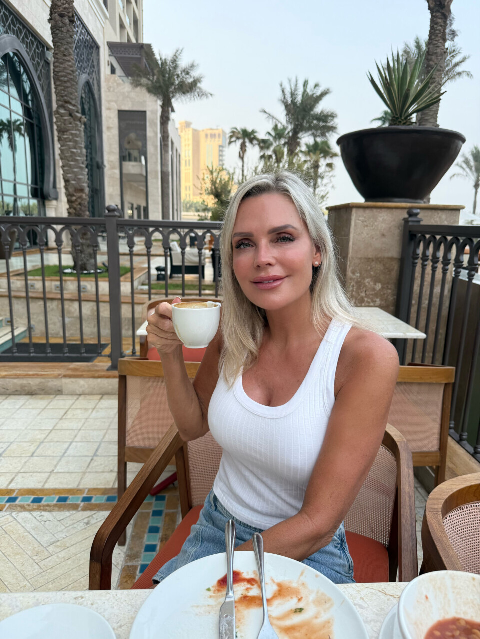 Janni nyder en kop kaffe.