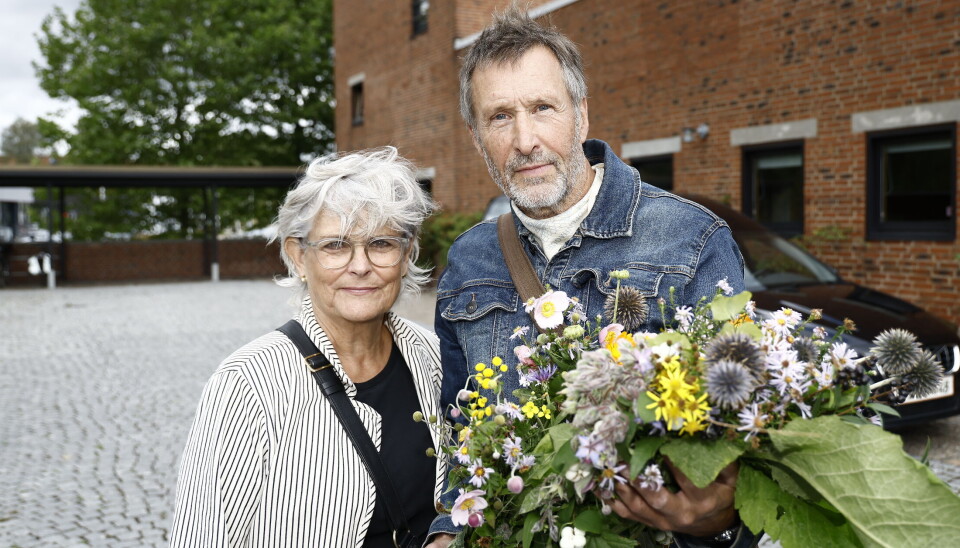 Allan Olsen og hustruen Charlotte med bloster fra deres kolonihave.