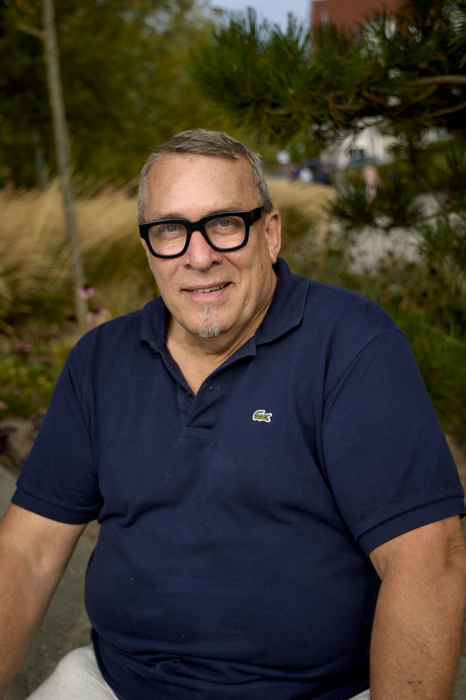 Thomas Eje, 68, var med det samme klar på revy i egen baghave. Efter 17 år på Als er han på hjemmebane. – Efter min hofteoperation er jeg som født påny. Slidgigten gør fandens ondt, så det var dejligt at få det lavet her på Sønderborg Sygehus, som er Danmarks bedste til det.