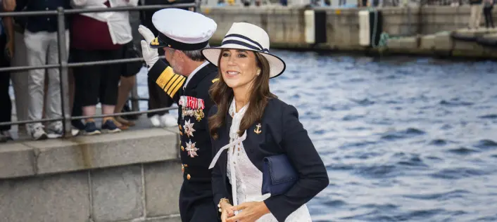 Vinden drillede dronning Mary: Sus i skørtet