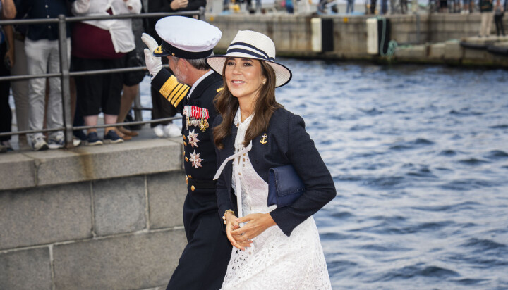 Vinden drillede dronning Mary: Sus i skørtet