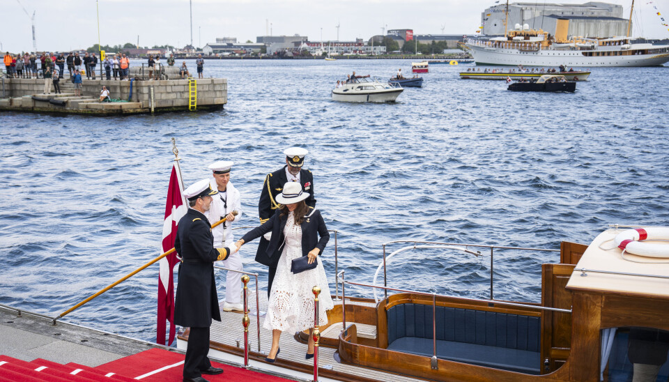 Frederik gav galant Mary en hånd ved kajen.