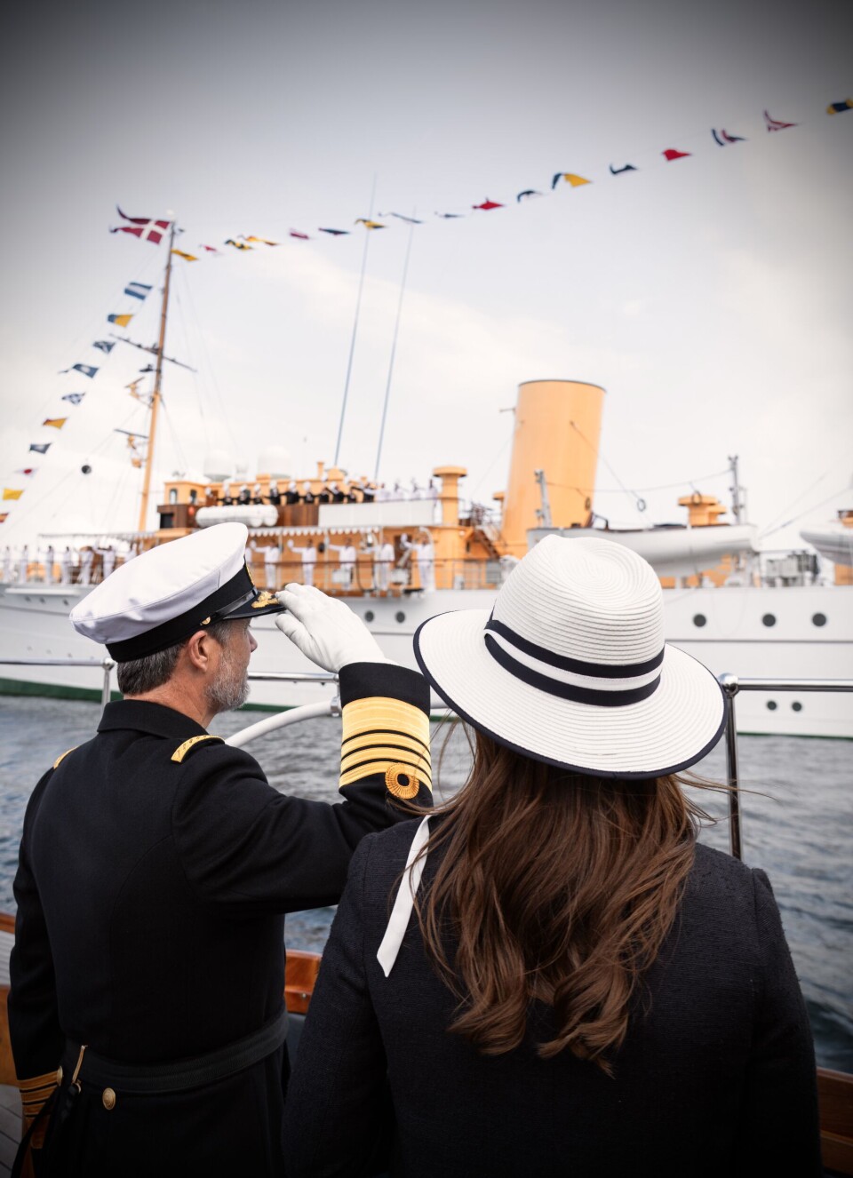 Kongen gjorde honnør for Dannebrogs besætning.