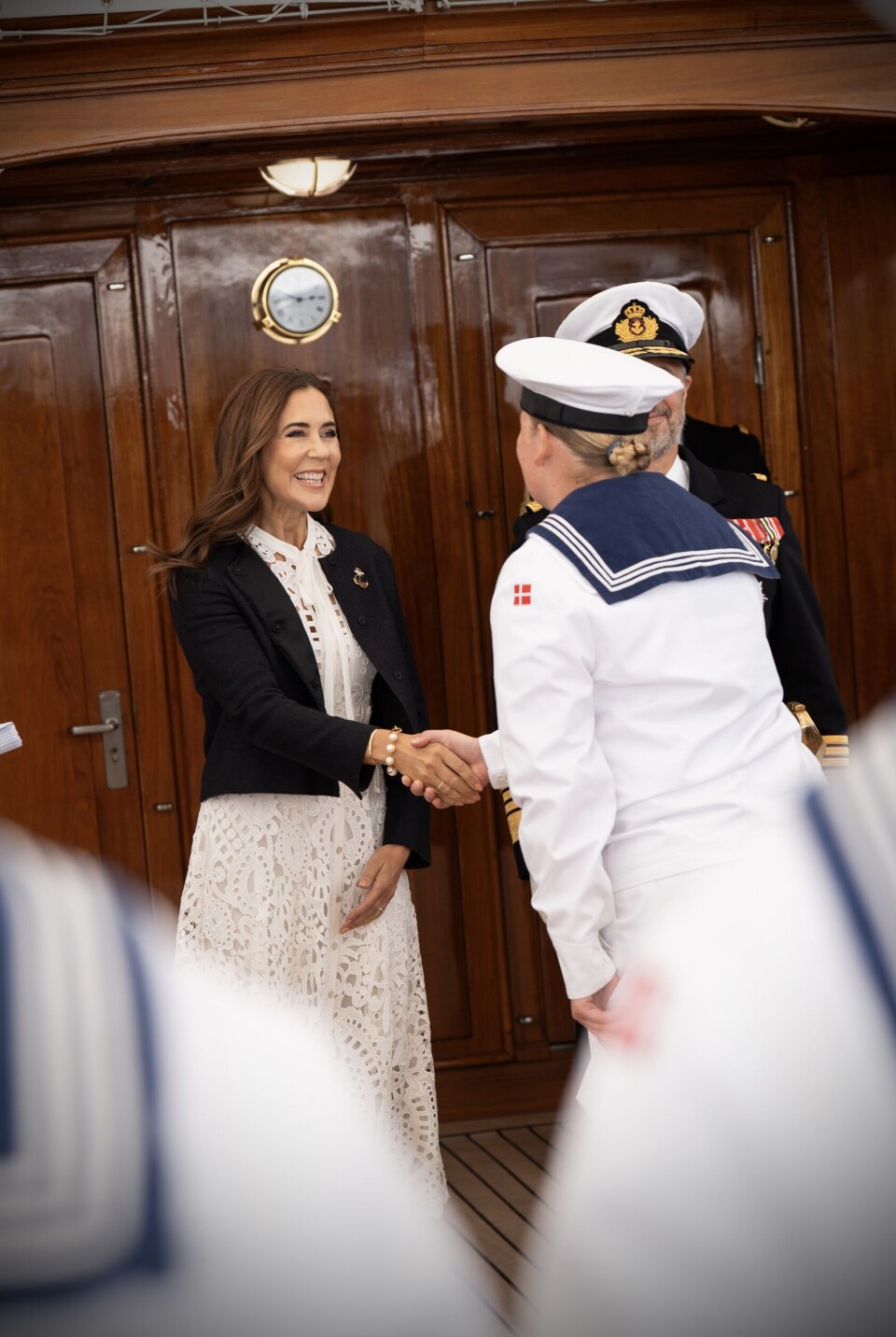 De værnepligtige fik et håndtryk af majestæterne.