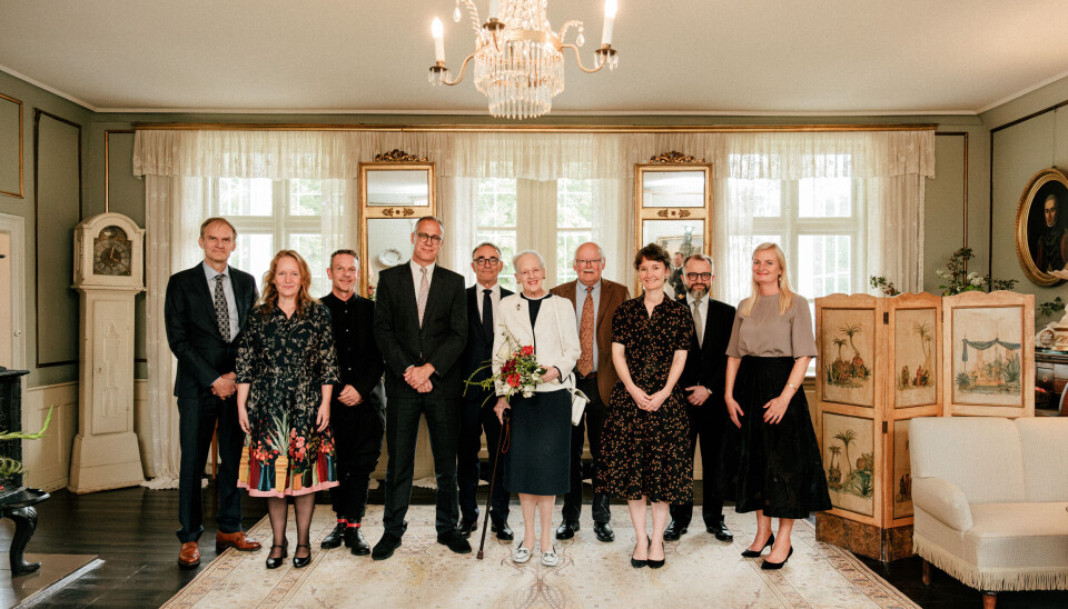 I Blixens gamle kaminstue blev majestæten fotograferet med Rungstedlundfondens bestyrelse.