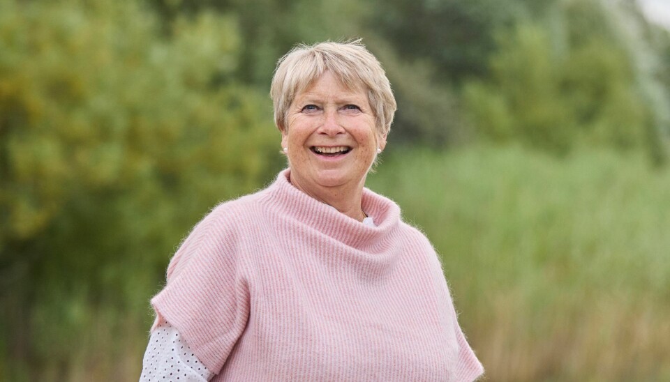 Anne Kathrine Skibelund. Hun har en lyserød strikket vest på, og kort lyst hår.