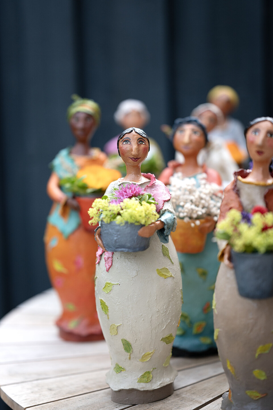 Hun arbejder oftest med kvindefigurer, men enkelte mænd er det også blevet til. Skulpturerne kan også bruges til både levende lys og blomster.