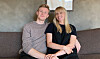 Albert og Jenna sidder i en sofa og holder om hinanden