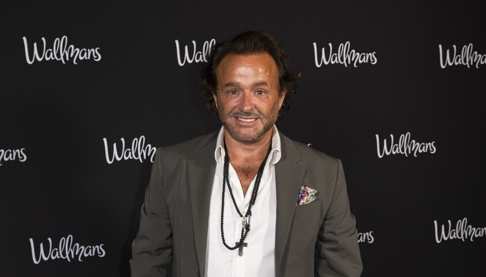 Dennis Knudsen til Wallmans premiereshow 2025 iklædt gråt jakkesæt.