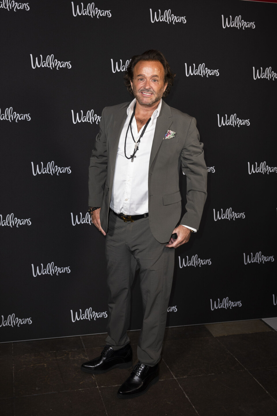 Dennis Knudsen til Wallmans premiereshow 2025 iklædt gråt jakkesæt
