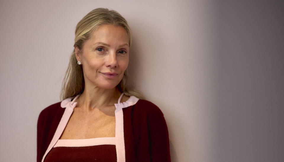 Caroline Fleming iklædt en lang nederdel og en kort cardigan i lyserøde og brune nuancer.