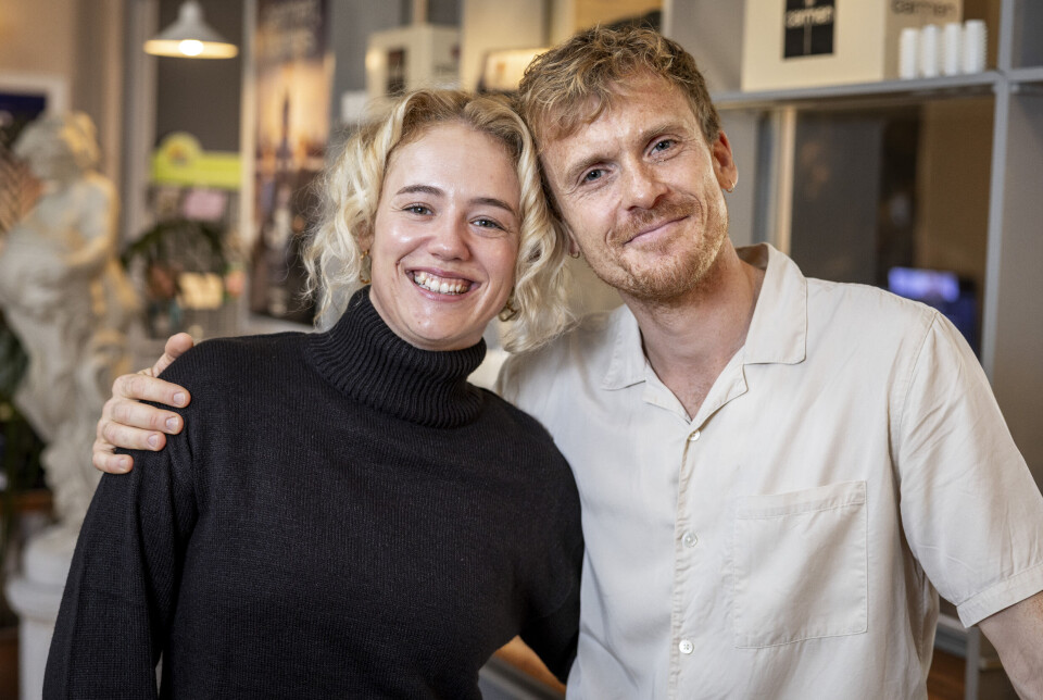 Morten holder om Laura, og de smiler ind i kameraet.