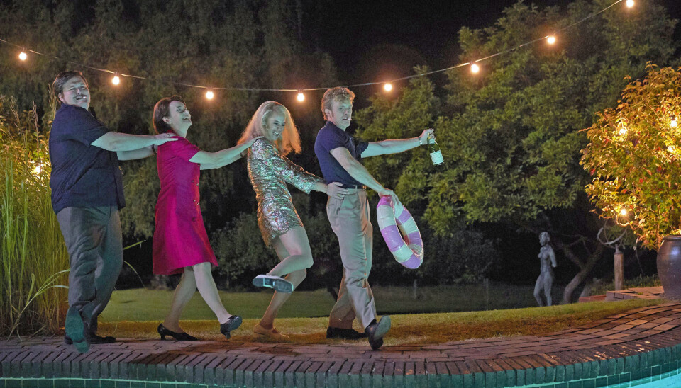 Stillfoto fra serie, hvor Laura og Morten danser ved en pool.