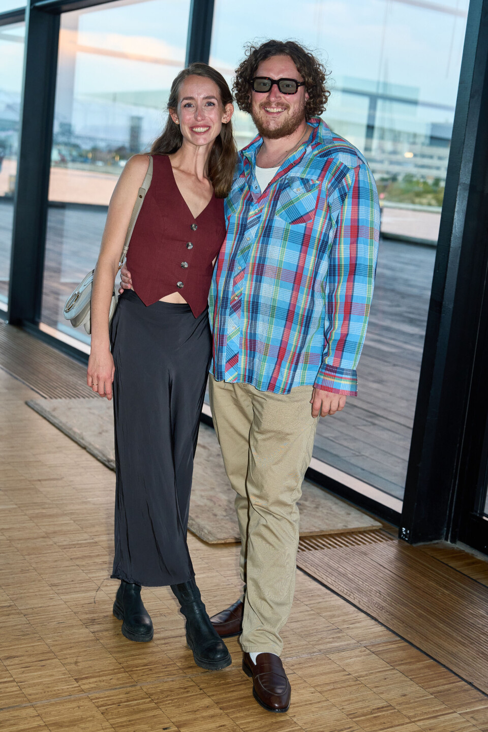 Ari Alexander og Sarah Juel Werner smiler ind i kameraet.