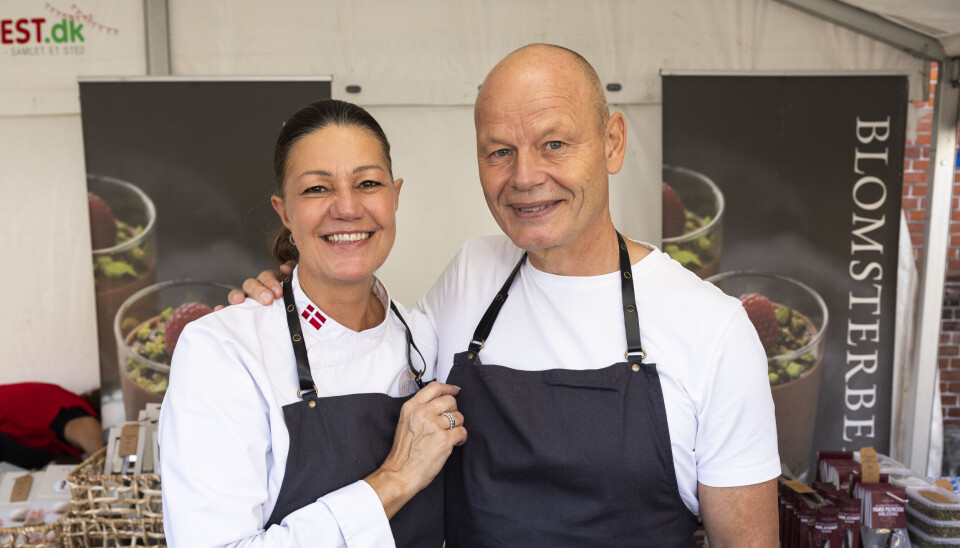 Mette og Jack holder om hinanden