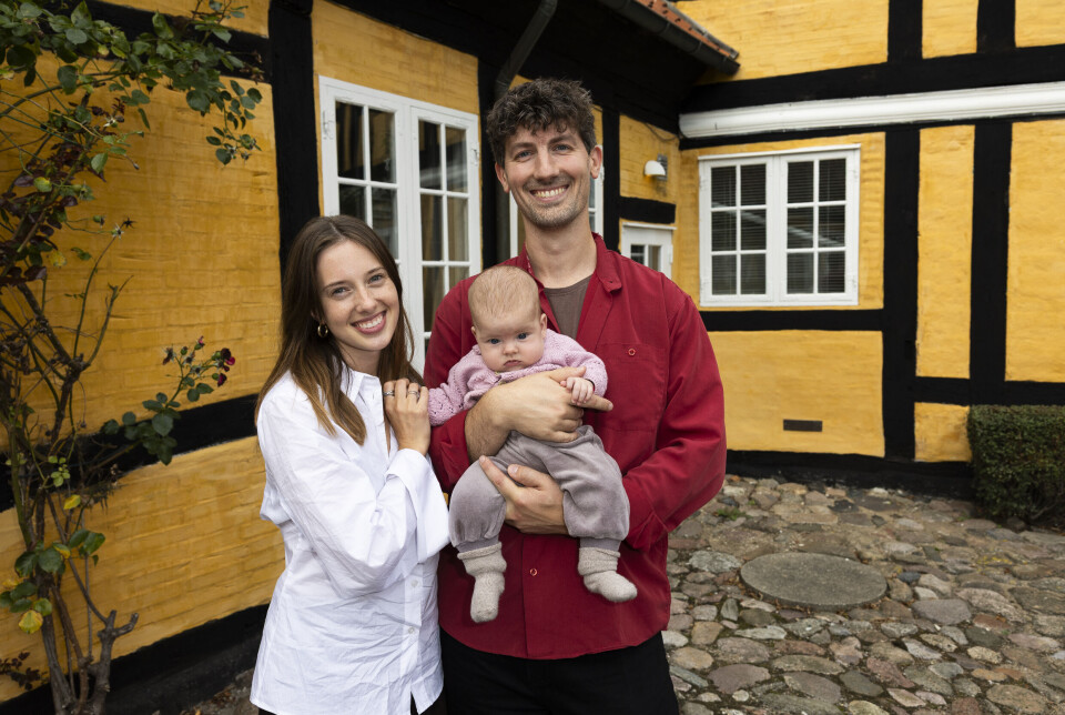 Jonas og Victoria står med deres datter Agnes