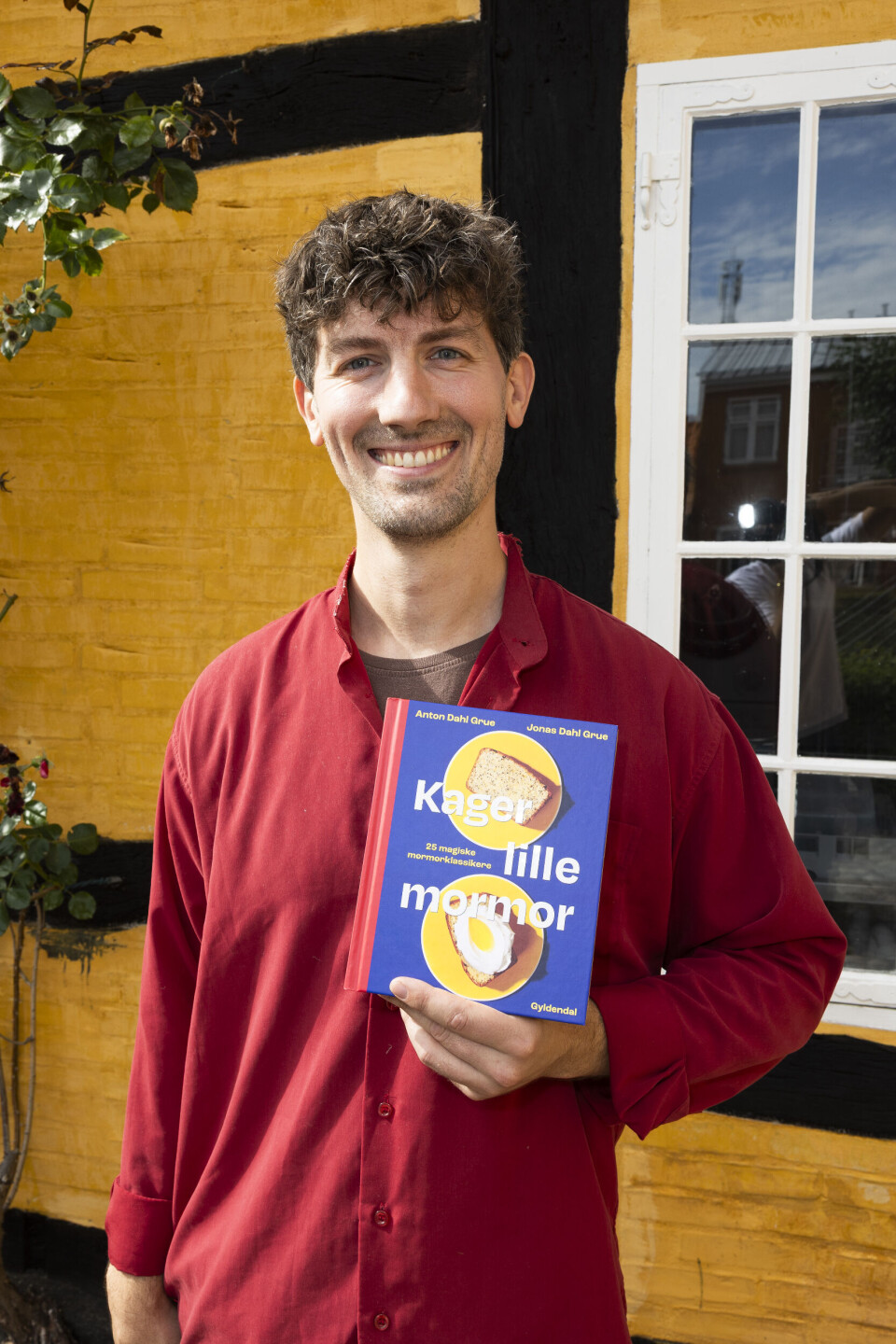 Jonas viser sin bog frem.