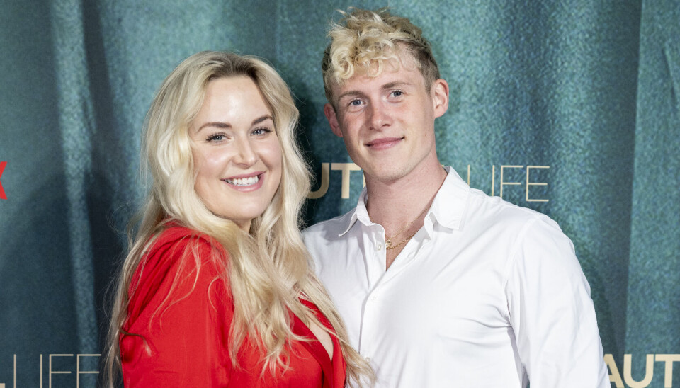 Louise Hjort klædt i rødt og Sejr Bek i hvid skjorte til premieren på 'A Beautiful Life'.