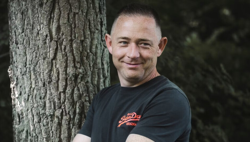Martin står ved siden af et træ.