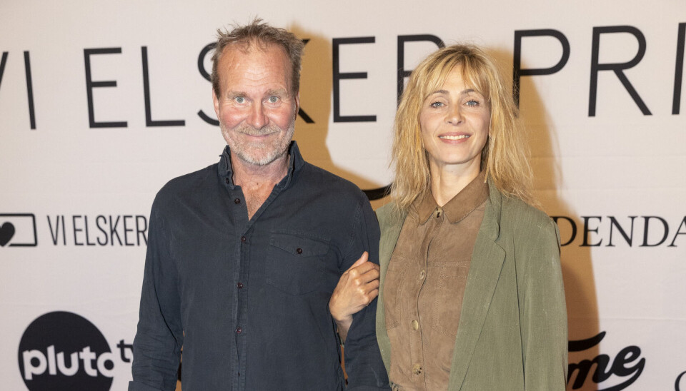 Lasse Spang Olsen og Laura Drasbæk til 'Det Vi Elsker Prisen' 2025. Parret står arm i arm og smiler ind i kameraet.