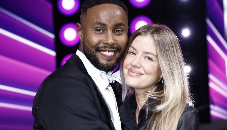 Skinz med sin forlovede, Amanda Karoline Stilling, til premieren på 'Vild med dans' 2025